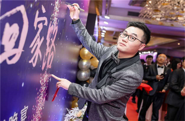 【高光“疫”事】勇敢逆行的特殊“网约车”——yd12399云顶集团90后，用信念打通生命运输线