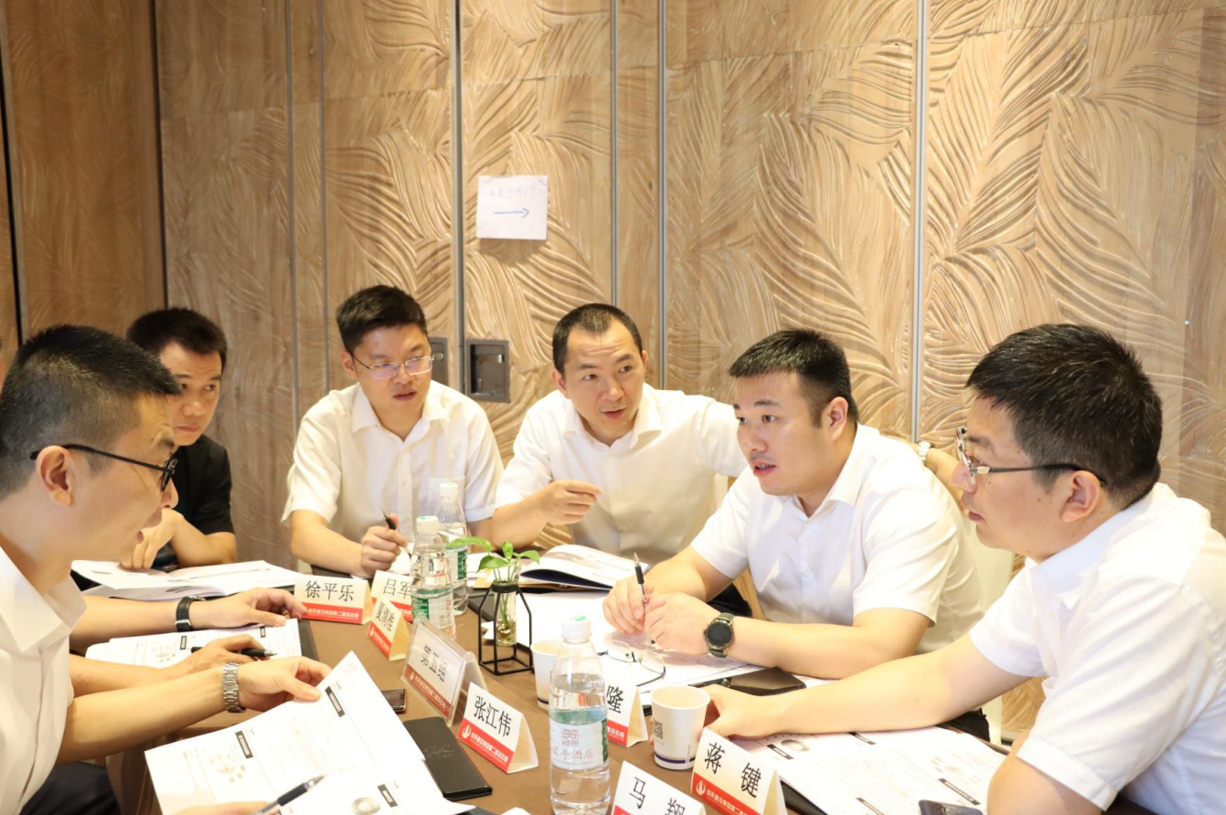 2021年6月25日-26日，yd12399云顶集团二建组织开展了2021年中高层主管执行力培训。本次培训特邀清华、北大、上海交大总裁班讲师，中国企业家协会特聘高级讲师许晋老师进行授课。